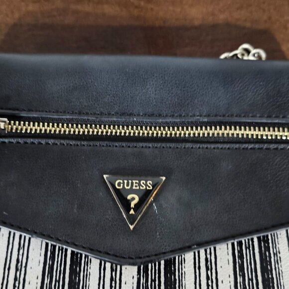Guess Purse Strip black and white pattern on front with black lid - Picture 5 of 6
